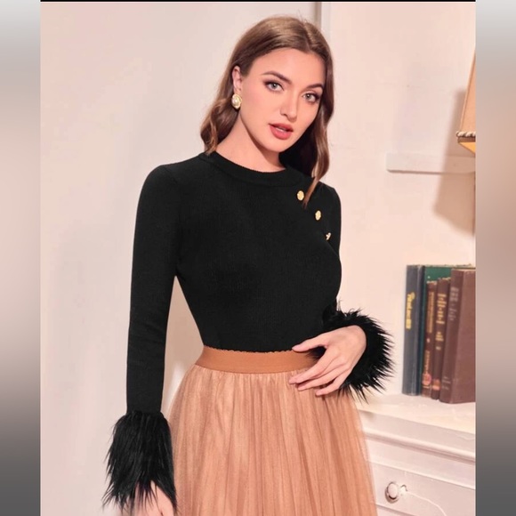 Shein faux fur cuff long sleeve knit top with gold buttons, medium - Picture 4 of 11